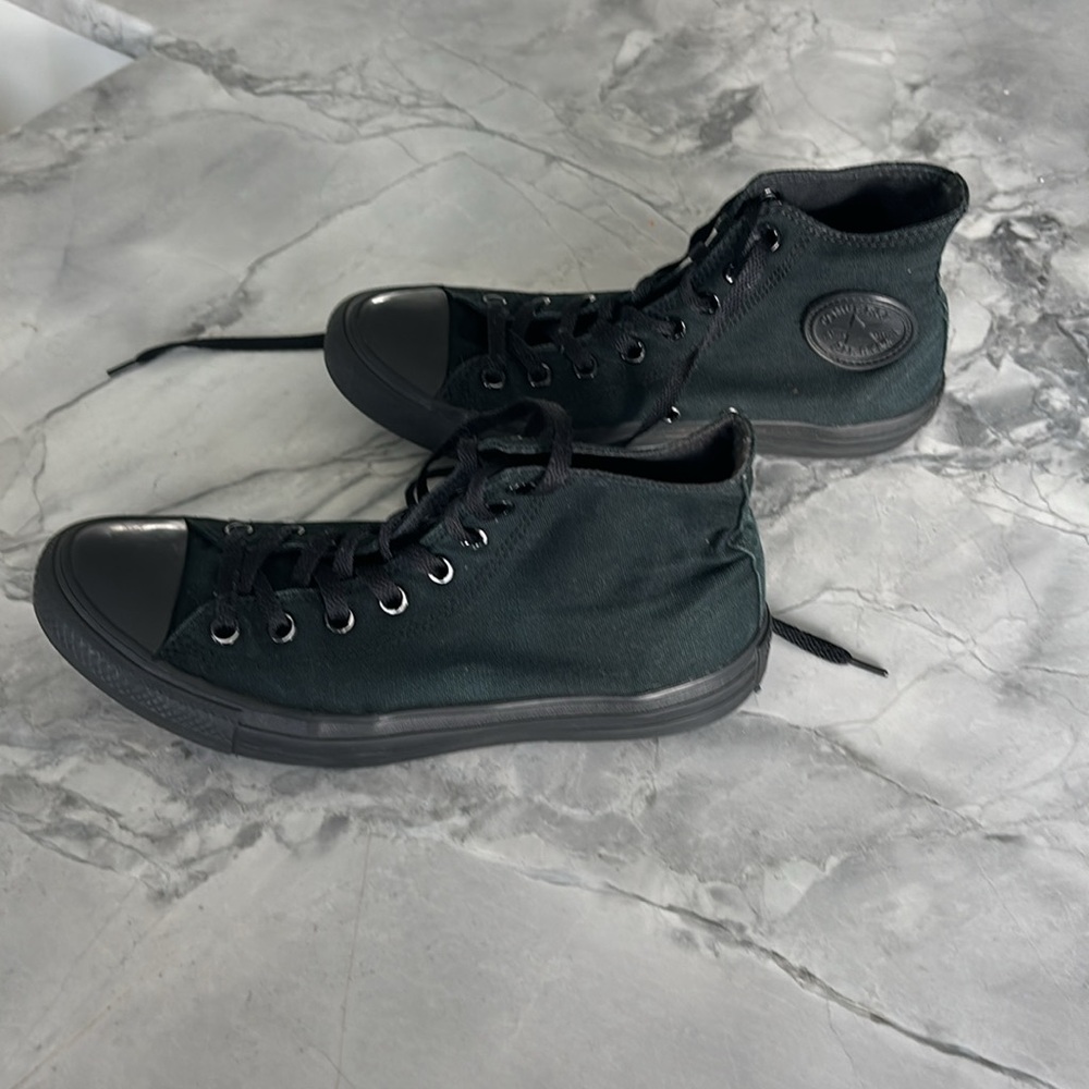 Converse Chuck Taylor Unisex all-black lace up shoes. Size 10 women, Size 8 men